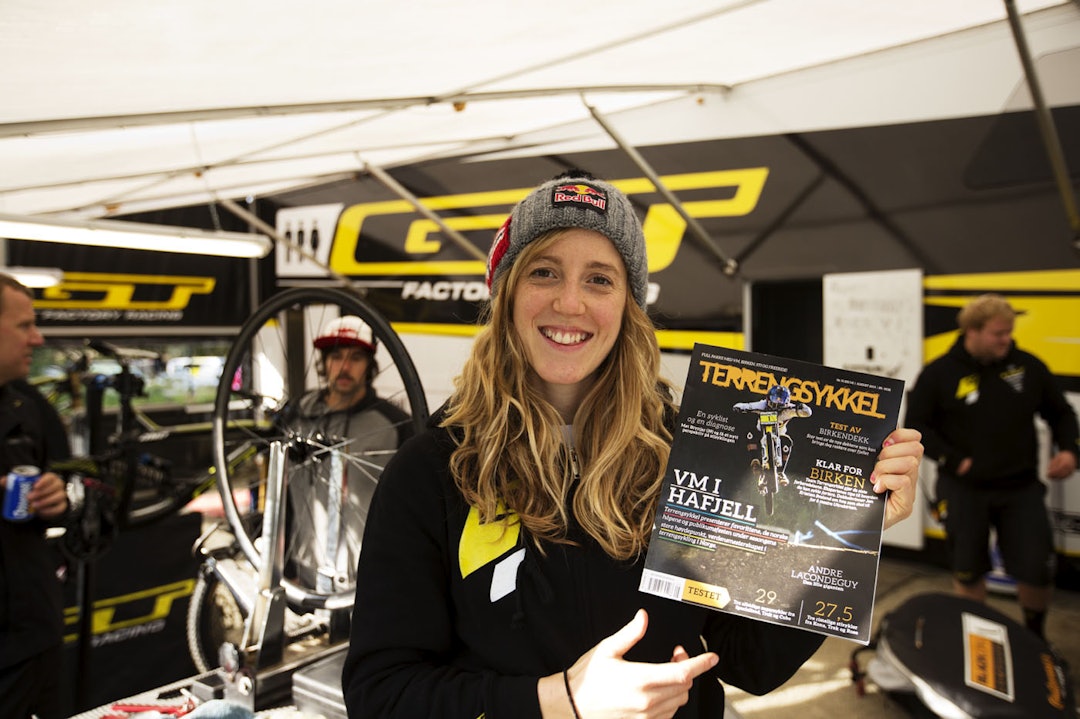 FORNØYD: Rachel Atherton er klar for å ta gull i Hafjell. For inspirasjon leser hun Terrengsykkel. Foto: Kristoffer H. Kippernes - Coverbilde: Sven Martin FORNØYD: Rachel Atherton er klar for å ta gull i Hafjell. For inspirasjon leser hun Terrengsykkel. Foto: Kristoffer H. Kippernes - Coverbilde: Sven Martin