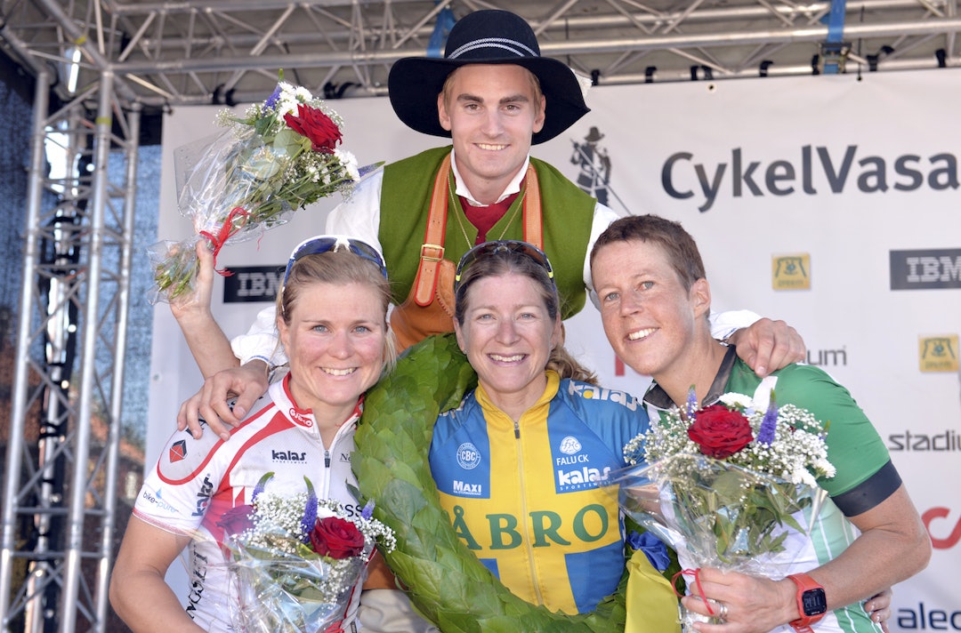 Hildegunn Hovdenak ble hindret på oppløpet og endte på andreplass i CykelVasan 2015, bak Jennie Stenerhag. Hanna Bergman ble nummer tre. Foto: Nisse Schmidt/Vasaloppet Hovdenak- Stenerhag - Hanna Bergman - Cykelvasan 2015 - Foto Nisse Schmidt Vasaloppet 1400x924