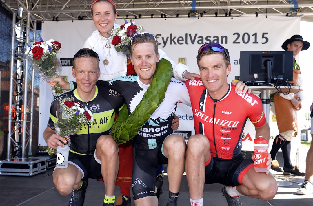 Pallen i herreklassen: (fra venstre) Christofer Stevenson, Alexander Wetterhall og Matthias Wengelin. Foto: Nisse Schmidt/Vasaloppet Christofer Stevenson - Alexander Wetterhall - Matthias Wengelin - Cykelvasan 2015 - Foto Nisse Schmidt Vasaloppet 1400x924