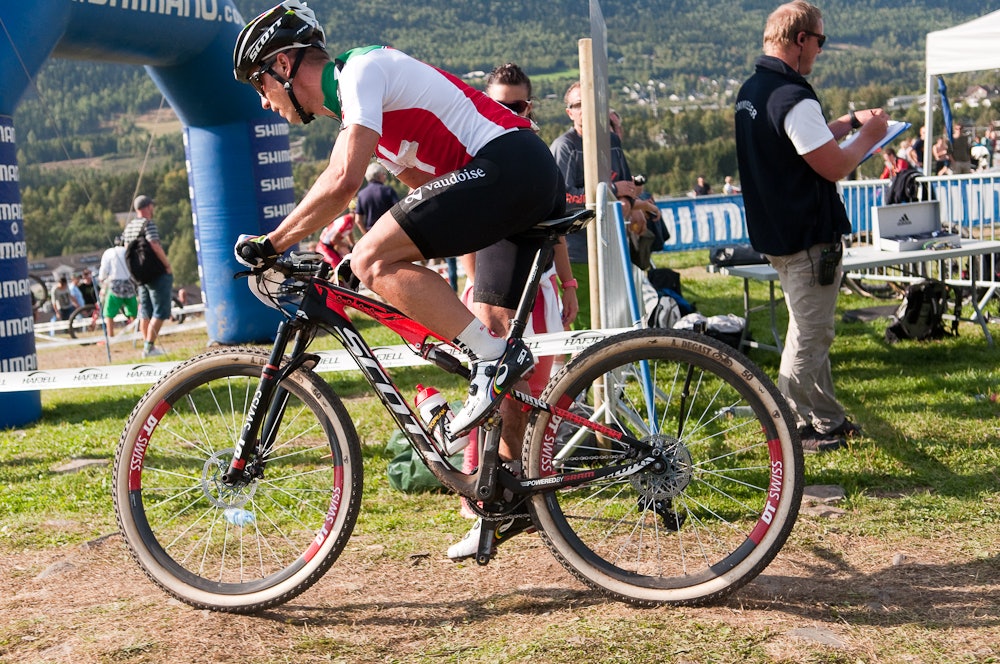 HET PÅ GRØTEN: Nino Schurter gikk i tet direkte fra start, men måtte etter hvert gi tapt for suverene Absalon. Foto: Øyvind Aas HET PÅ GRØTEN: Nino Schurter gikk i tet direkte fra start, men måtte etter hvert gi tapt for suverene Absalon. Foto: Øyvind Aas