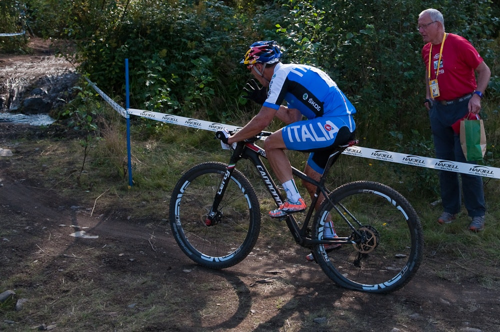 PUNKTERT: Marco Fontana fryktet at bronsen røyk da han punkterte på slutten av nest siste runde. Han holdt likevel unna mot Moritz Milatz på slutten. Foto: Øyvind Aas PUNKTERT: Marco Fontana fryktet at bronsen røyk da han punkterte på slutten av nest siste runde. Han holdt likevel unna mot Moritz Milatz på slutten. Foto: Øyvind Aas
