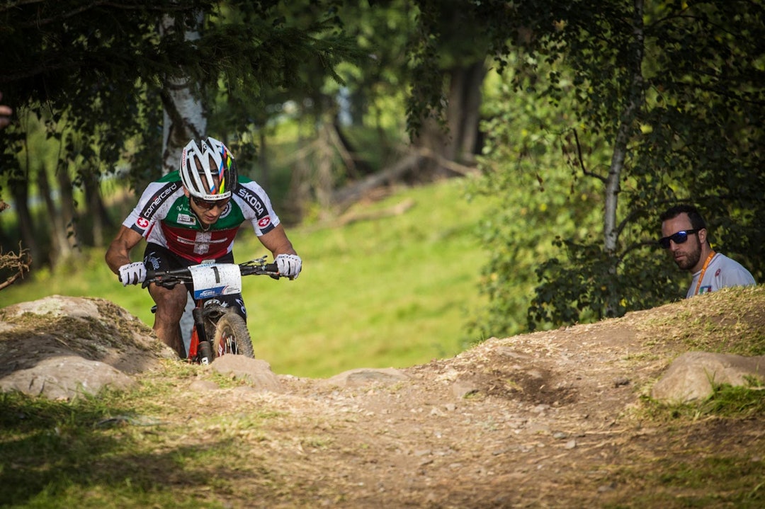 FRAKJØRT: Nino Schurter åpnet hardt, men ble regelrett frakjørt av Absalon på slutten. Foto: Snorre Veggan FRAKJØRT: Nino Schurter åpnet hardt, men ble regelrett frakjørt av Absalon på slutten. Foto: Snorre Veggan
