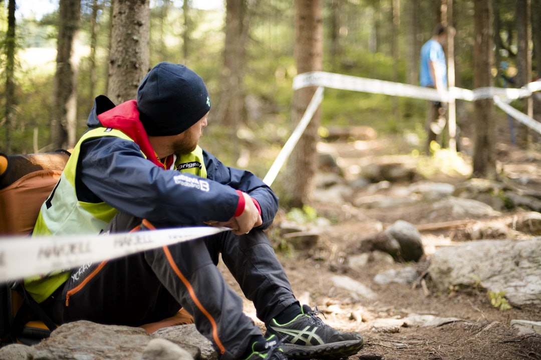 PÅ VAKT: Det blir lange dager, men for Kristian Bårdsen Løwe var løypevaktjobben en gylden muldighet for å få oppleve VM på nært hold. (foto: Martin I. Dalen) _MID1844