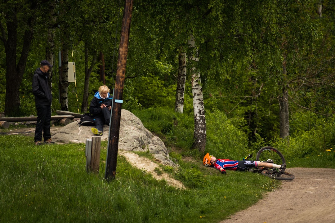 HVILE: Mens andre måtte innta horisontalen etter kilometer på kilometer i Østmarka. (foto: Snorre Veggan) terrengsykkelrittet-9147a