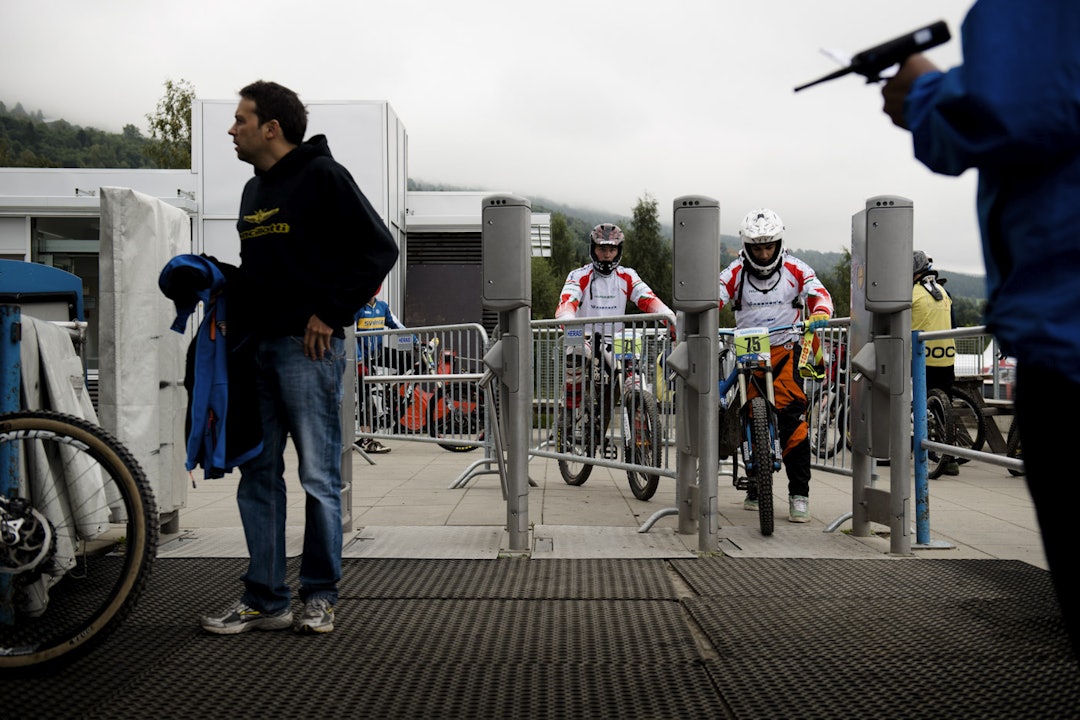 JUNIORER: Juniorene måtte tidlig opp fredag for og få trent. Tåka lå tett store deler av løypa enda og gjorde det til tider vanskelig og se. (Foto: Martin I. Dalen) 1_MID1450