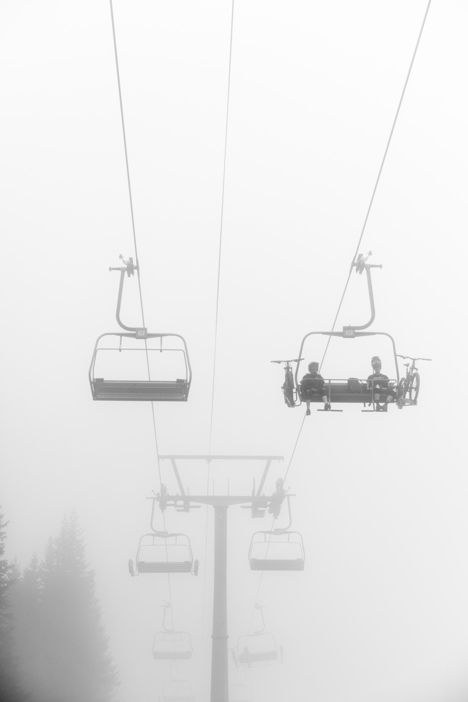 MORGENFUGLER: Folk var ikke redd tåke og kulde og var på plass fra morgnen av i bikeparken. (Foto: Martin I.Dalen) 3_MID1482