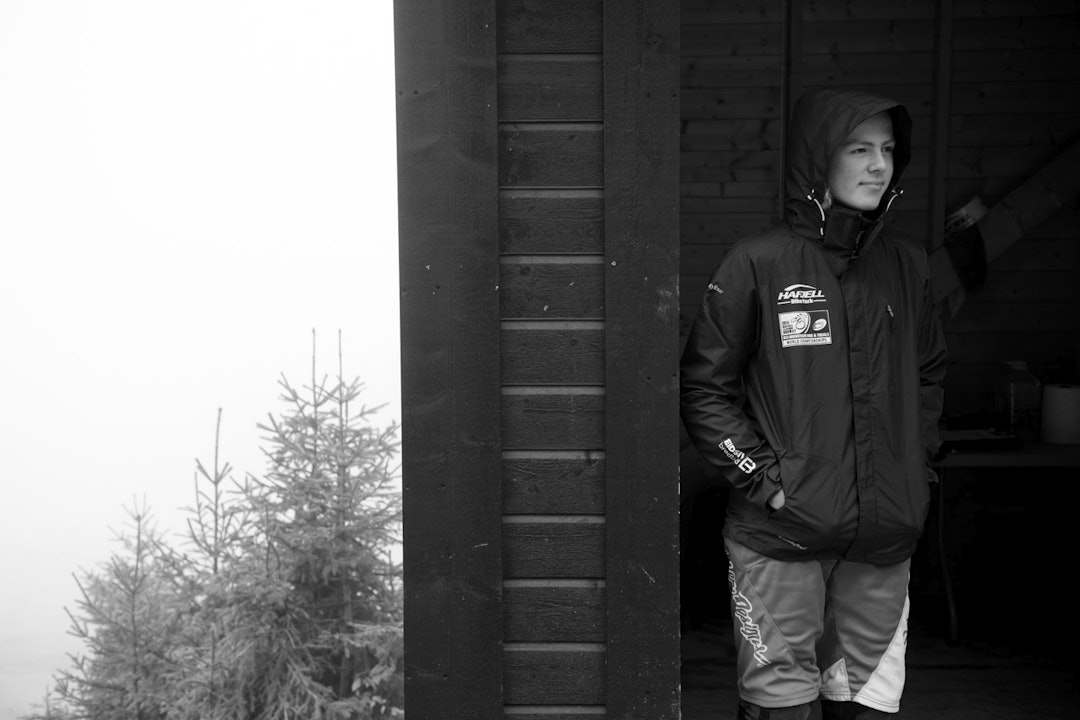 MÅRRASTRØTT: Brage Vestavik er prøvekjører under VM. Her står han og venter på og få kjørt en runde i tåkehavet. (Foto: Martin I. Dalen) 5_MID1493