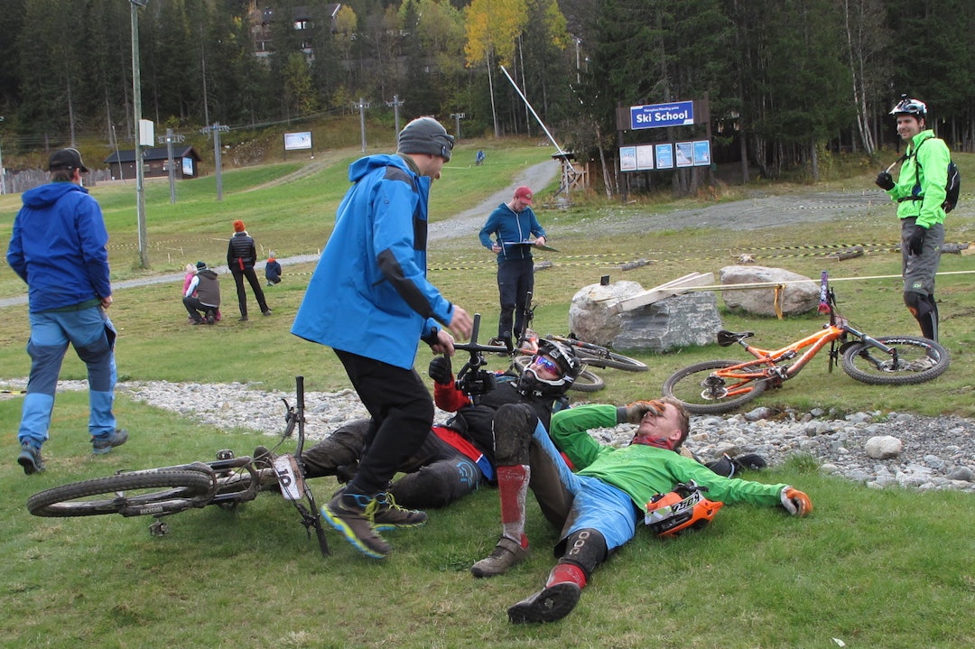 Det skal koste å fullføre Hardbarka Enduro. Det gjorde det i fjor, og slik vil det også bli i år. Foto: Anna Fehrm Are intervjuer slitne folk i mål Simen Scharning og Christian Hadler foto Anna Fehrm 1400x933