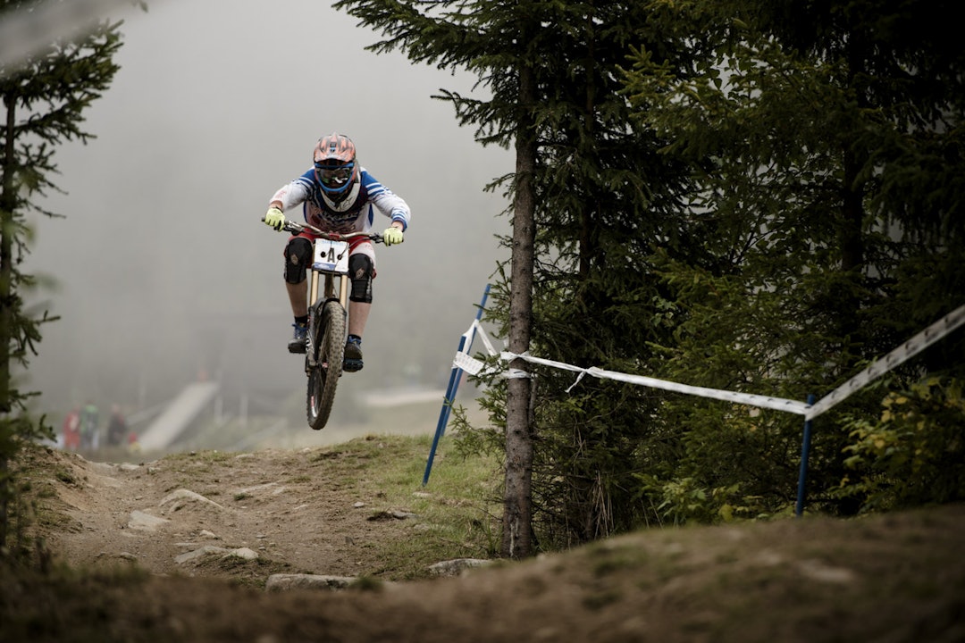 BRAGE: Brage Vestavik flyver inn i første skogen med en fart på høyde med de beste i verden. (Foto: Martin I. Dalen) 6_MID1602