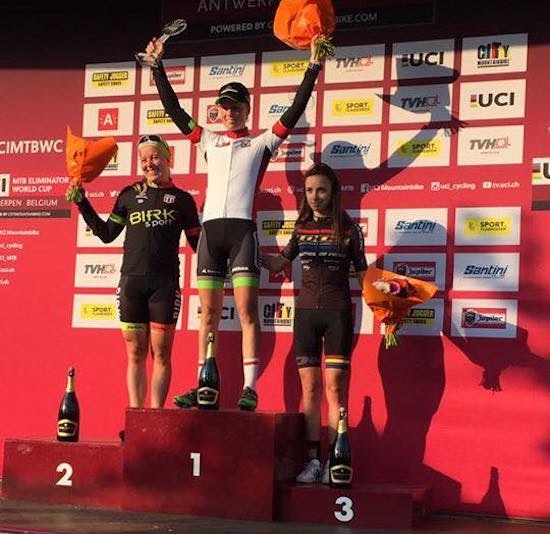 Ingrid Sofie Bøe Jacobsen (til venstre) tok andreplassen sammenlagt i sprintverdenscupen, bak Lizzy Witlox og foran Coline Clauzure. Foto: City Mountainbike Ingrid Sofie Bøe Jacobsen - UCI sprint 2nd - Spet 24-17- Foto Birk Sport racing powered by Abax 550x