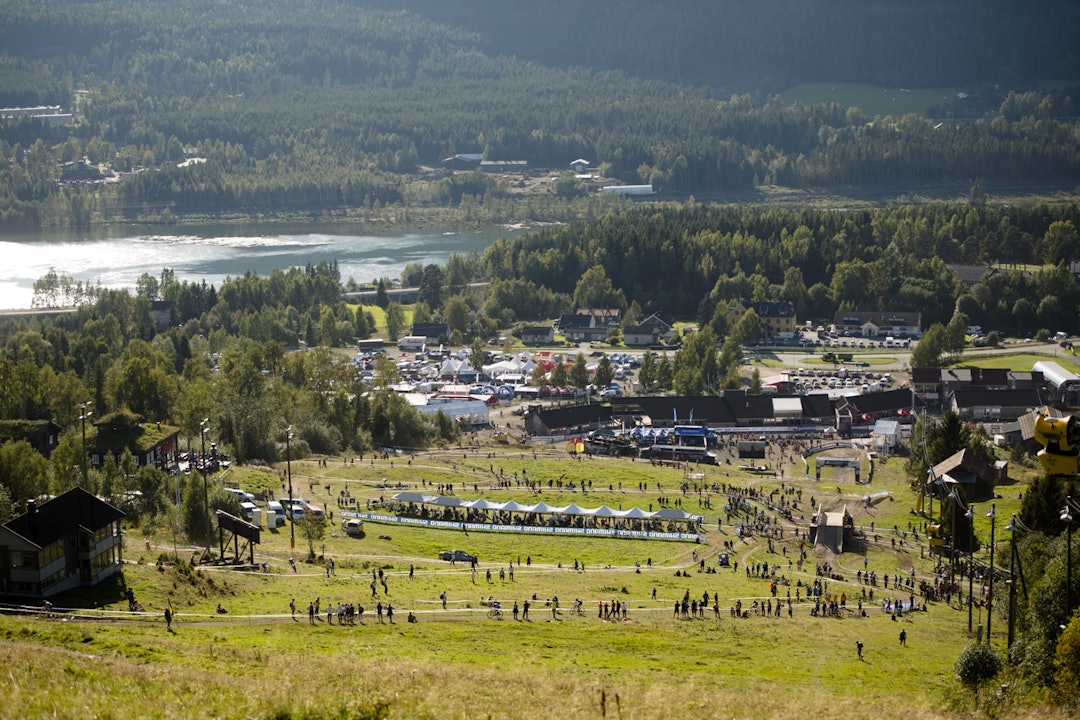 FOLKSOMT: Publikumsmassene begynner å øke dag for dag. Lørdag og søndag vil nok bli høydepunktene under VM. ( Foto: Martin I. Dalen) 11_MID2612
