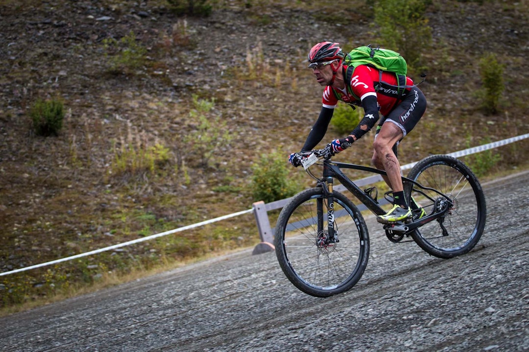 RIFT OG SÅR: Mens det for andre gikk utover klær og kropp. Her representert ved den gamle ringreven Kjell Karlsen (foto: Snorre Veggan). birken2014-0720a