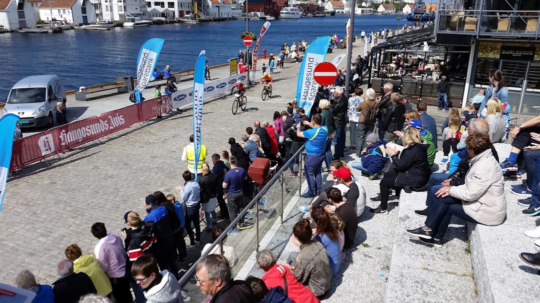 Målgangen i Hårfagrerittet er på kaia. Der venter fergen og festen. Foto: Arrangøren Publikum på kaien 2015 1400x924