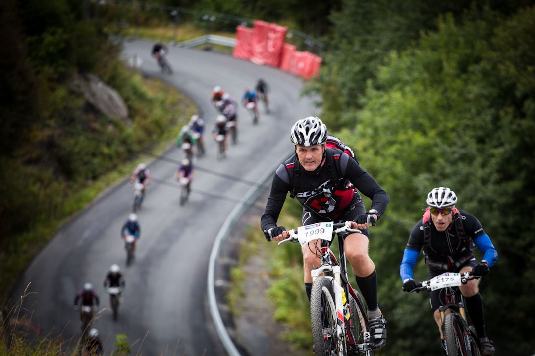BEHOLDE FARTEN: På asfaltveien ned mot Lillehammer går det styggfort. Men det gjelder å beholde farten over bakketoppen før Ballettbakken (foto: Snorre Veggan). birken2014-0891a