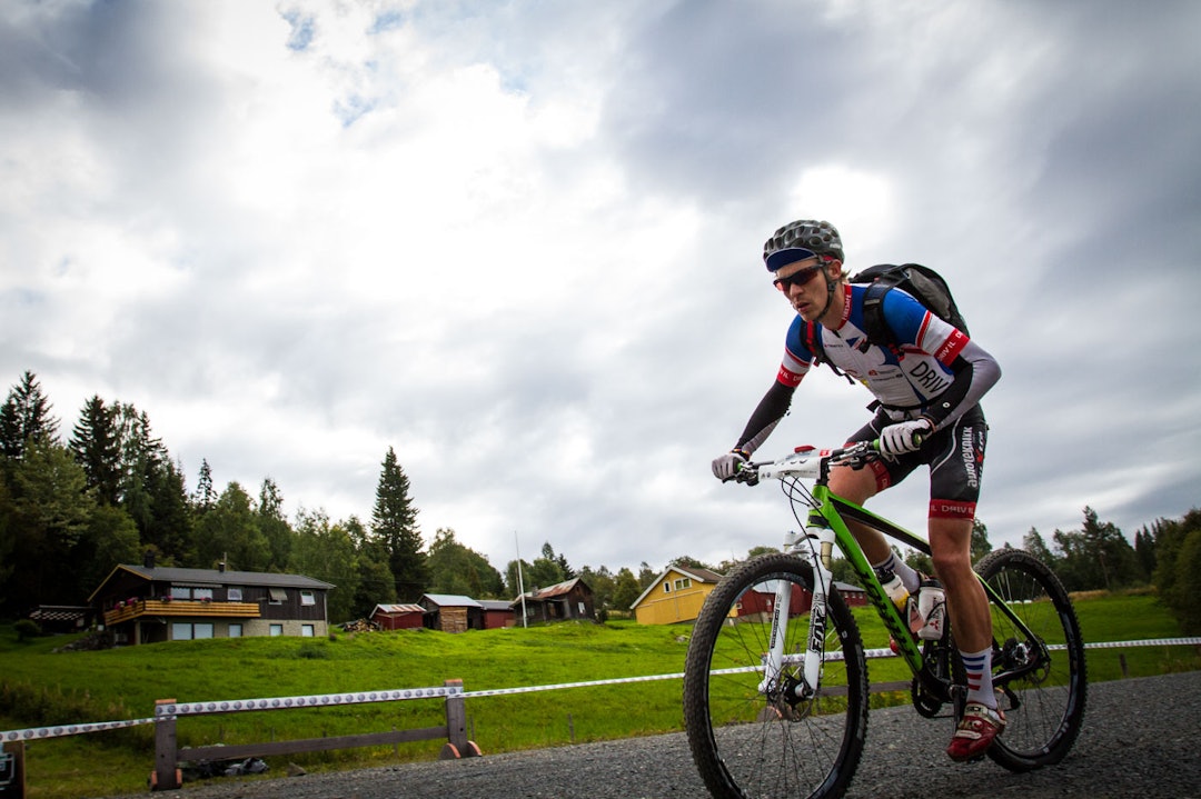 NYDELIG TEMPERATUR: Været gjorde sitt til at de fleste syklet i kort-kort. Noen valgte å supplere med lange ermer og hansker på ferden over fjellet. I motsetning til en del tidligere år, så var det nå varmest i høyden (foto: Snorre Veggan). birken2014-5773a