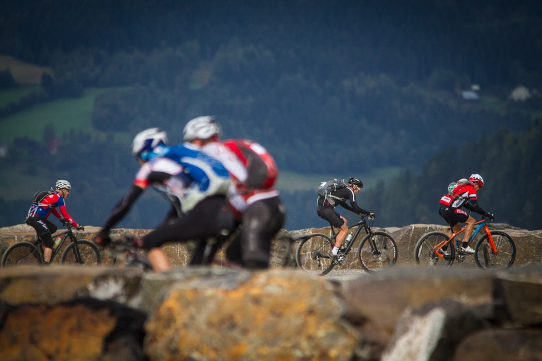 BEGGE VEIER: På vei ned mot Håkons hall sykler rytterne rundt hoppanlegget i Lysgårdsbakkene (foto: Snorre Veggan) birken2014-5899a