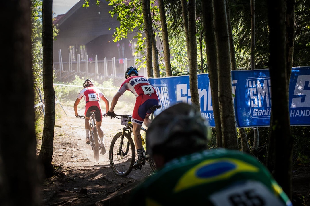 UT AV MØRKET: Henrik Fiskadal kommer ut av et av de mørke skogspartiene. Han ble nummer 83. (foto: Snorre Veggan) terrengVM-1522a