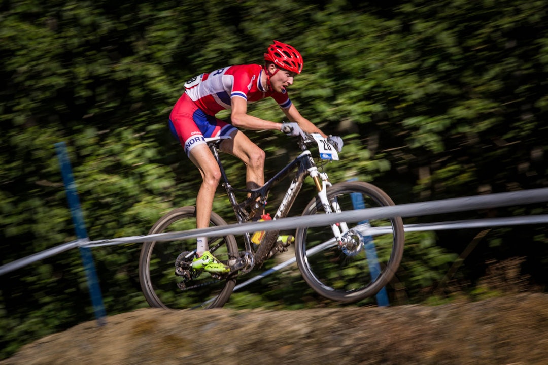 HOPP: Løypa på Hafjell bød på mange muligheter til å få luft under hjulene. Her er Sondre Kristiansen på vei over en kul. (foto: Snorre Veggan) terrengVM-1678a