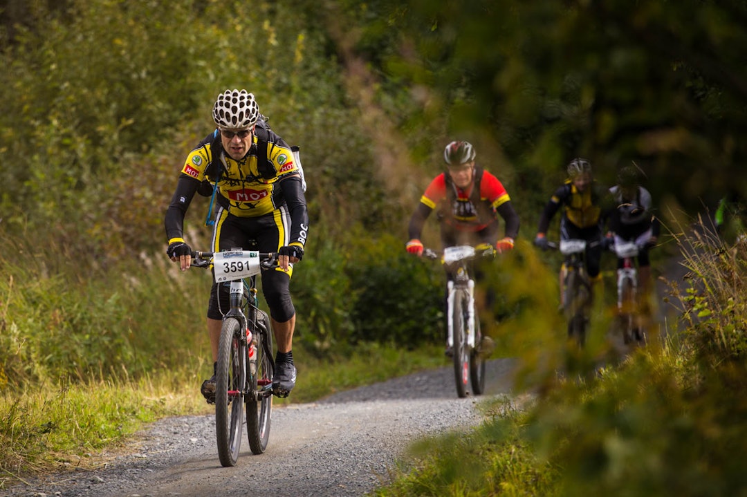 GIKK BRA: Nedover denne bakken var det flere slitne kropper som gikk i bakken. Her så det imidlertid ut til å gå bra (foto: Snorre Veggan). birken2014-1033-2a