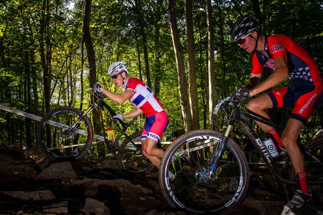 TEKNISK: Flere partier var så tekniske at rytterne valgte å løpe. Her er Ole Hem på vei opp en liten kneik. (foto: Snorre Veggan) terrengVM-6277a
