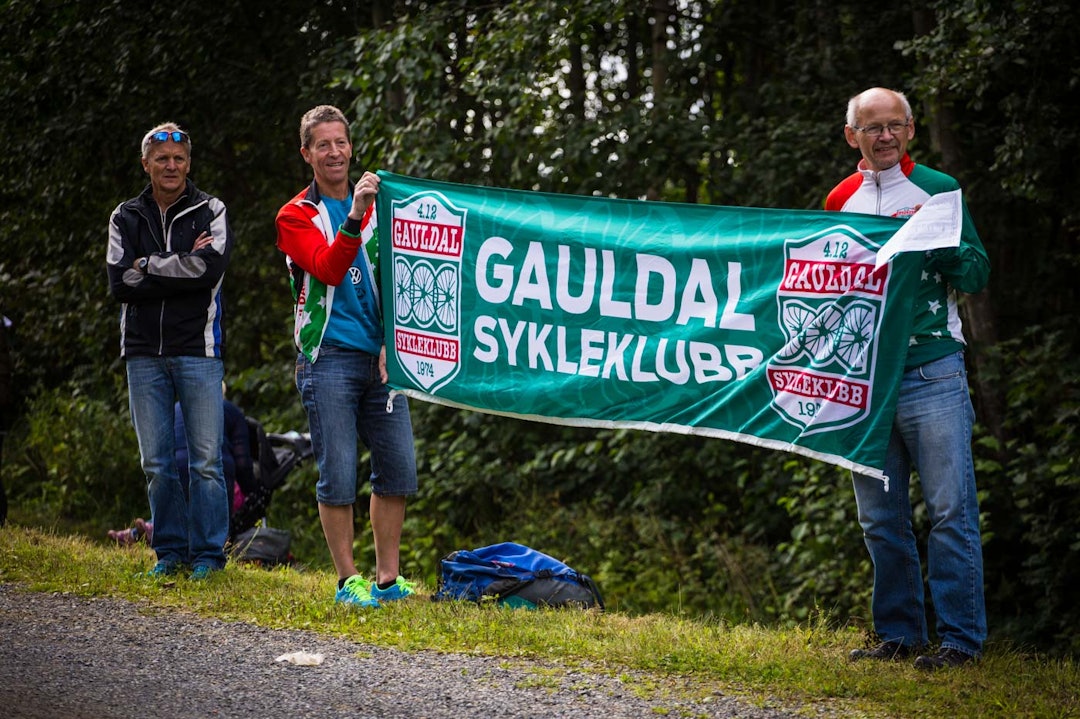 SUPPORTERE: Jo nærmere stadion man kommer, jo flere supportere og tilskuere står det langs løypa (foto: Snorre Veggan). birken2014-1086a