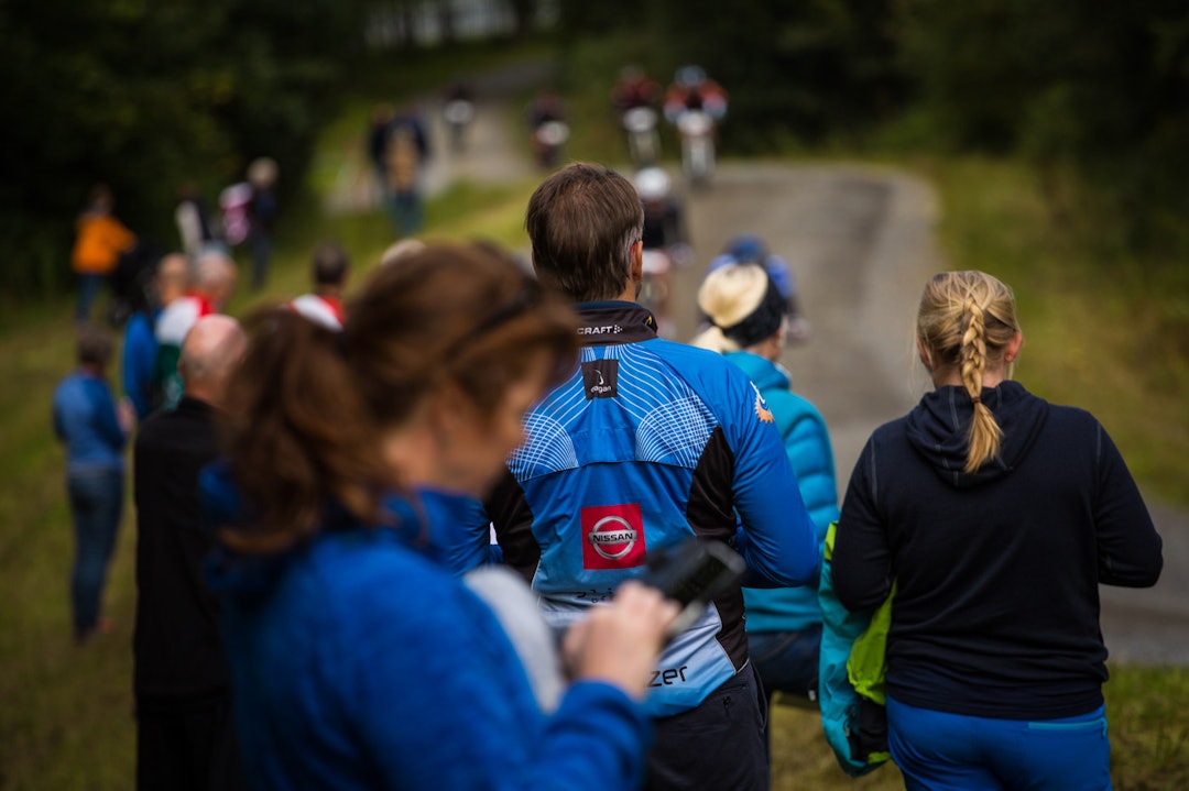 FØLGER MED: Noen speider etter kjente. Andre sjekker livetrackingen eller sender meldinger til resten av støtteapparatet. Eller oppdaterer Facebook (foto: Snorre Veggan). birken2014-1102a