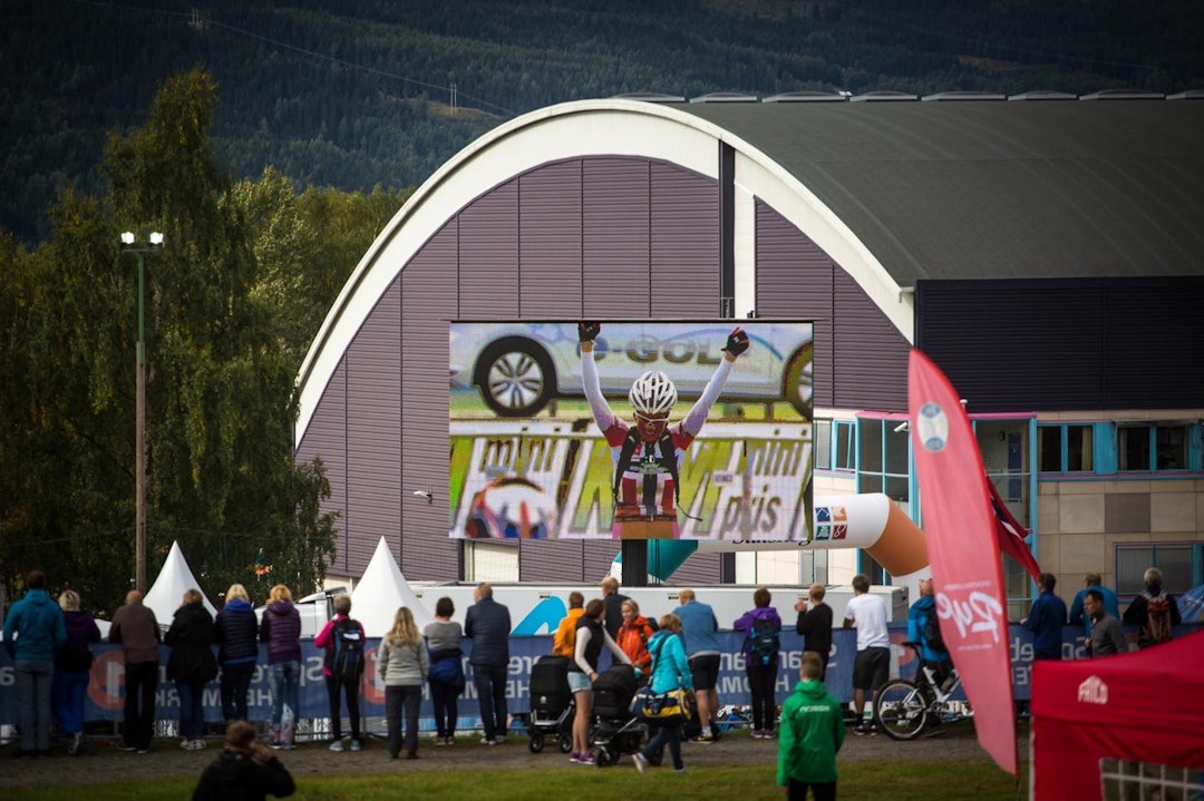 STORSKJERM: På arenaen kan man følge rittet live på storskjerm. Her er det Borghild Løvset som jubler over seier i damenes eliteklasse (foto: Snorre Veggan). birken2014-1194a