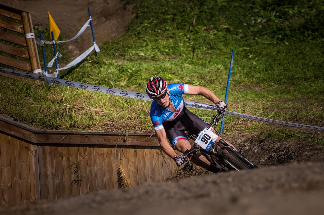 UT AV TUNNELLEN: Kanadiske Peter Disera viser bra svingteknikk, men det hjalp likevel ikke stort på resultatlisten. Nummer 38 ble han til slutt. (foto: Snorre Veggan) terrengVM-1705a