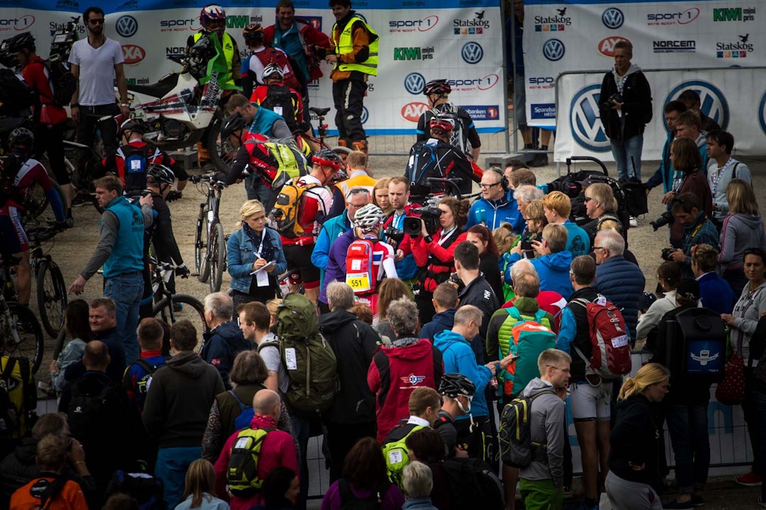 SEIERSINTERVJU: 50-60 journalister var akkreditert til arrangementet. Her blir Borghild Løvset intervjuet av arrangøren etter målgang (foto: Snorre Veggan). birken2014-1200a