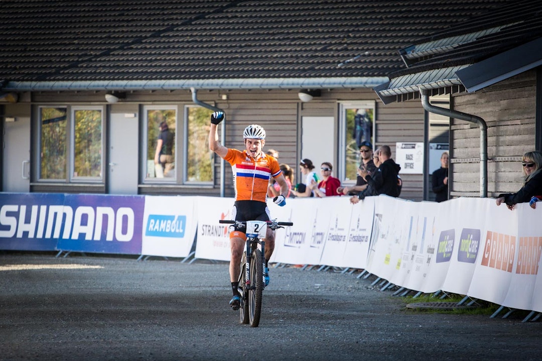 GULL I SIKTE: Ingen kunne true Michiel van der Heijden i dag. Han var nesten minuttet foran franske Jordan Sarrou i mål. (foto: Snorre Veggan) terrengVM-1788a