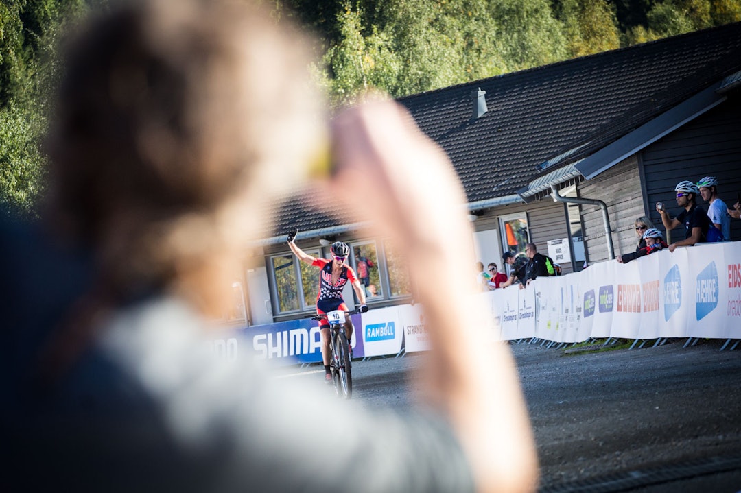HISTORISK: Den amerikanske landslagslagssjefen kan ikke huske sist det ble amerikansk VM-medalje i rundbane. Det ble bronse på Howard Grotts i dagens U23-mesterskap. (foto: Snorre Veggan) terrengVM-1827a