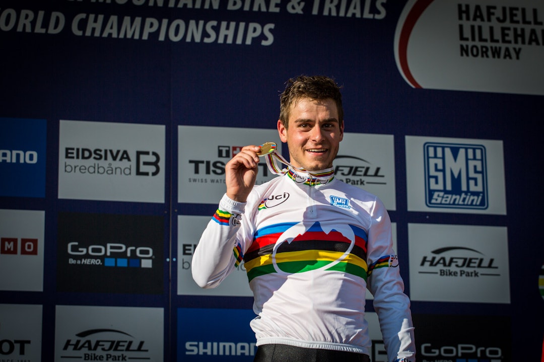 GULL OG REGNBUE: Det var en svært fornøyd nederlender som fikk mestertrøya og gullmedalje. (foto: Snorre Veggan) terrengVM-1916a