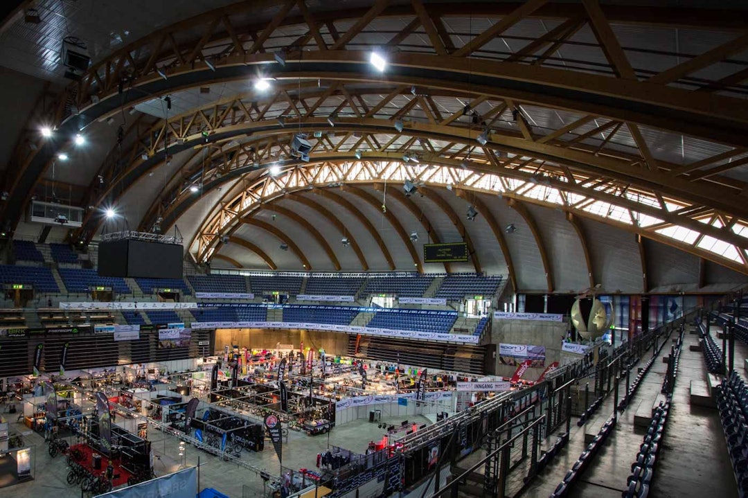 PÅ UTSTYRSJAKT: Eller det var på tide å kjøpe noe nytt utstyr eller klær på messen inne i Håkons hall (foto: Snorre Veggan). birken2014-0008a