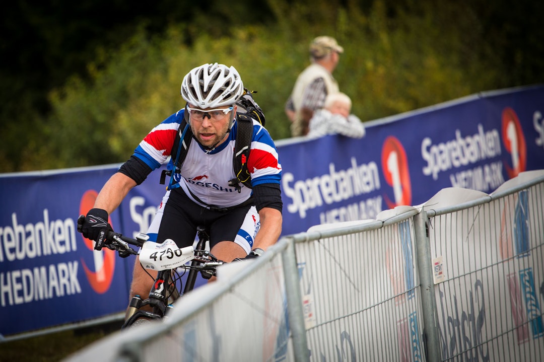 STOR FART: Inn mot mål går det på rask grusvei mellom reklameskiltene. Tidligere var det en gressbakke her, temmelig utsatt for regn (foto: Snorre Veggan). birken2014-1140a