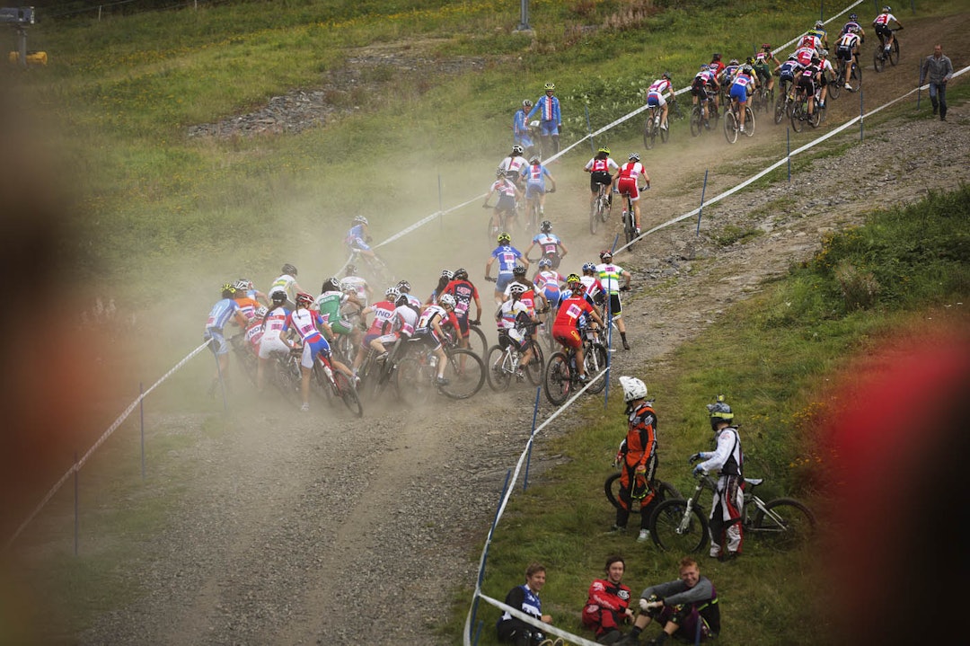 KRÆSJ: Etter bare noen hundre meter gikk det en velt midt i feltet, som stengte veien for flere ryttere, blant annet norske Sylvi Sommer og Henriette Handal. (foto: Kristoffer H. Kippernes) _IPP8318