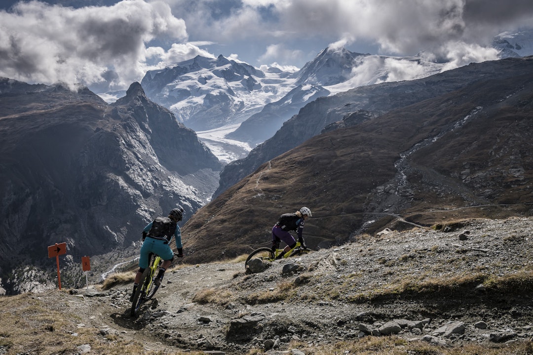 Tvillingsøstrene Anita og Carolin Gehrig underveis i endurokategorien Swiss Epic Flow. Foto Alex Buscher Anita og Carolin Gehrig - Swiss Epic Flow 2017 - Stage 5 - Alex Buscher 1400x933