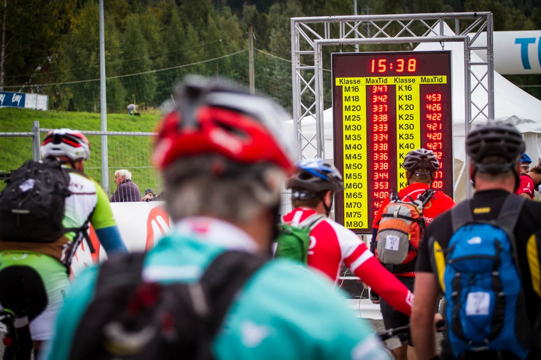 KLARTE JEG DET: Ved innkomst får man fasiten på om man klarte merket eller ikke. Merketiden beregnes separat for hver enkelt aldersklasse ved at det legges til 25% på gjennomsnittstiden til de fem beste som starter i den aktuelle aldersklassen (foto: Snorre Veggan). birken2014-6110-2a