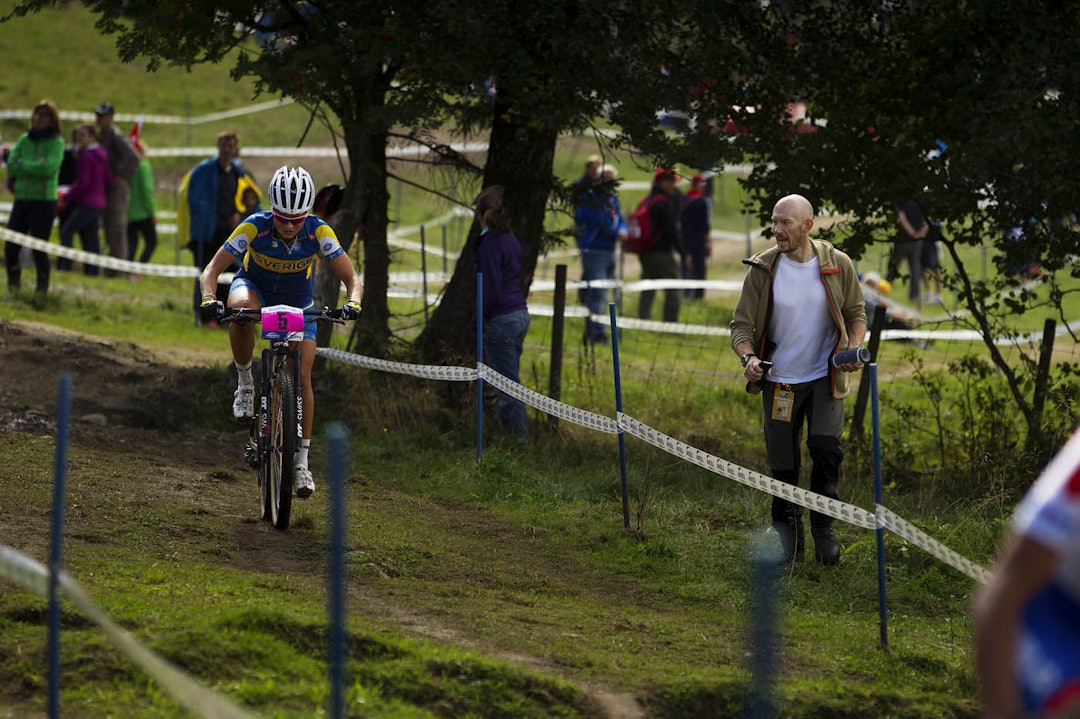 DNF: Jenny Rissveds får sekunderinger av trener og Birken-vinner Fredrik Ericsson. Et fall gjorde at Rissveds måtte bryte, og håpet om en medale røyk. (foto: Kristoffer H. Kippernes) _KHK6412