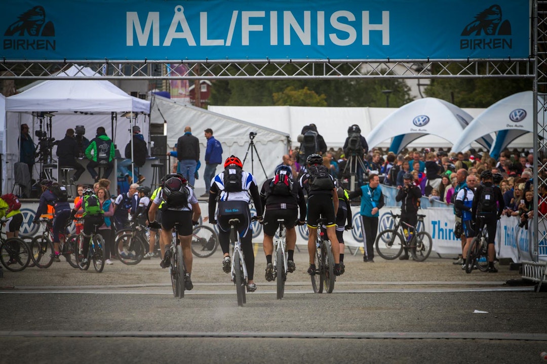 LANG DAG: De siste deltakerne kom ikke i mål før klokken var åtte på kvelden. Disse rytterne kom imidlertid til Lillehammer en god stund før det (foto: Snorre Veggan). birken2014-6184a
