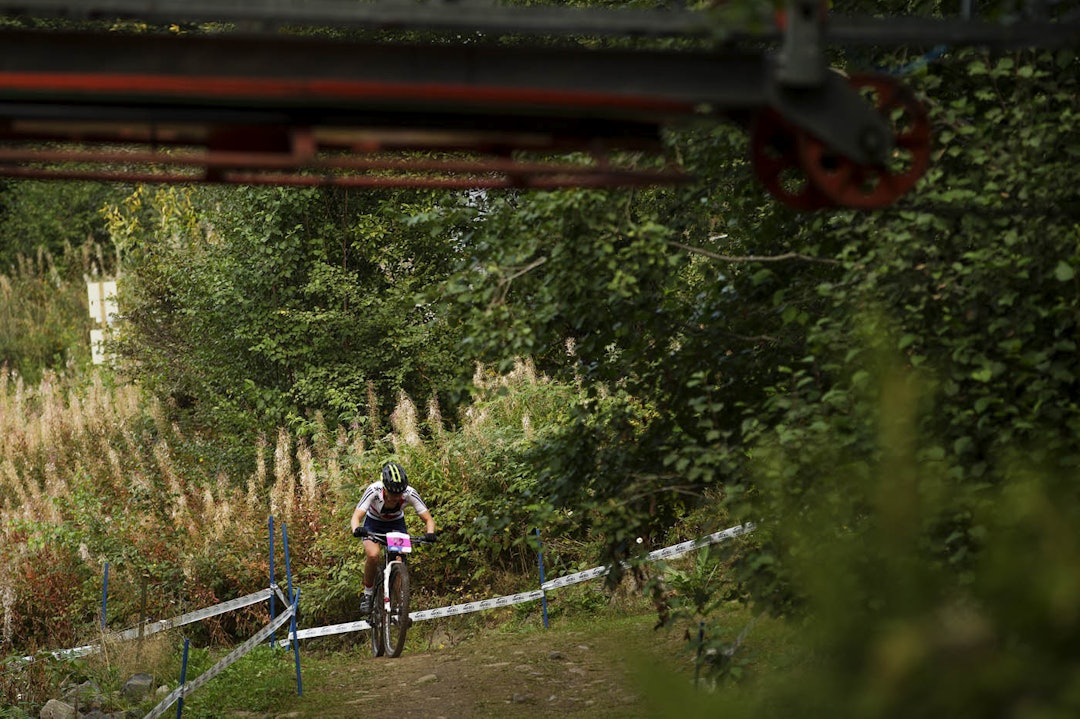 UNDER HEISEN: Rytterne fikk en liten pust i bakken under heismastene før det bar nedover teknisk sti mot mål.(foto: Kristoffer H. Kippernes) _KHK6238