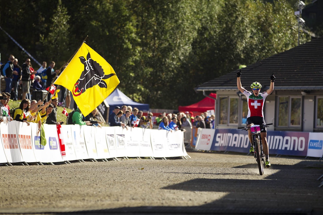 FORNØYD: Linda Indergand fra Sveits hadde all mulig grunn til å være fornøyd. Hun tok sølv i sprinten på tirsdag, og tok sin andre VM-medalje - bronse i rundbane - i dag. (foto: Kristoffer H. Kippernes) _KHK6494