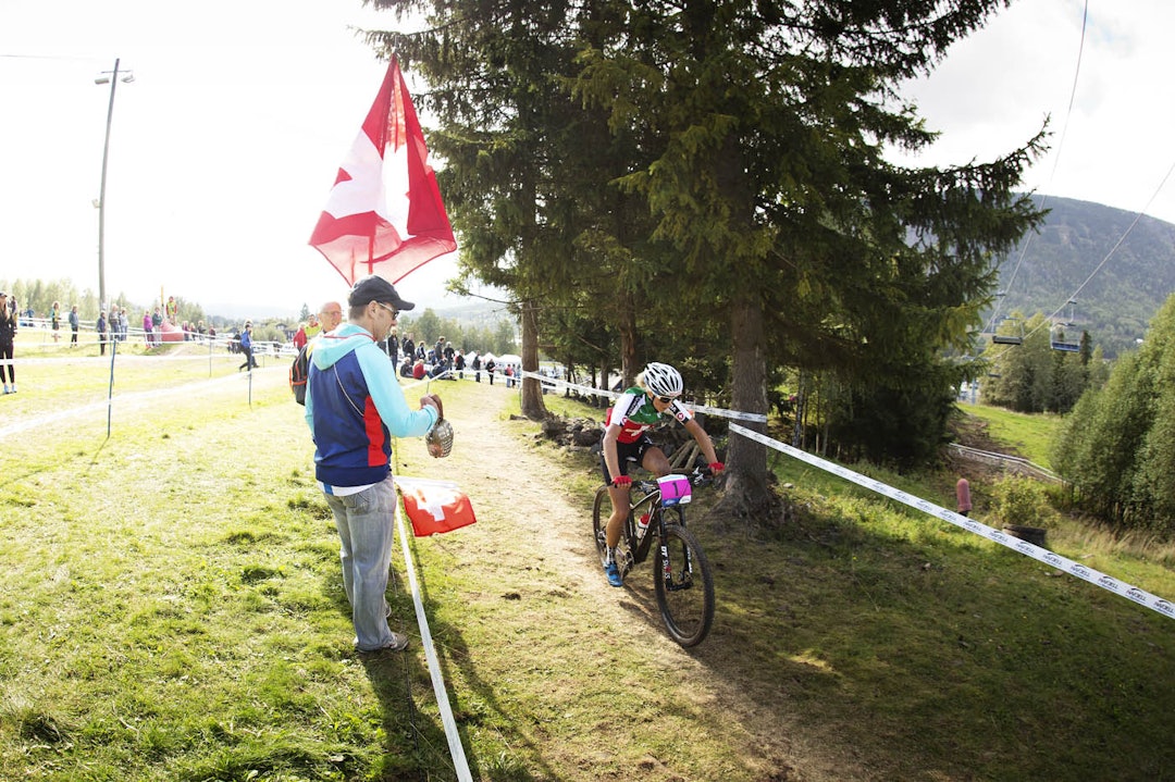 REPRESENTERT: Sveits stiler ikke bare med mange ryttere i Hafjell. Publikummere med kubjeller og flagg er også på plass. (foto: Kristoffer H. Kippernes) _IPP9042