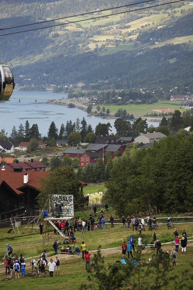 I DALOM: Gubrandsdalen ligger i all sin prakt som bakgrunn for VM-øvelsene. Langt der nede jager Jolanda Neff VM-gull. (foto: Kristoffer H. Kippernes) _IPP8530