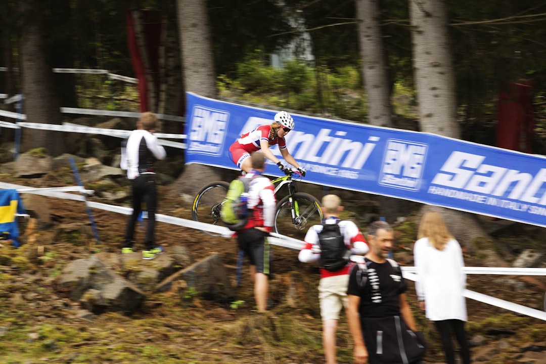 PÅ HJEMMEBANE: Henriette Handal fra Merida NTG i et av de tekniske partiene i løypa. (foto: Kristoffer H. Kippernes) _IPP8510