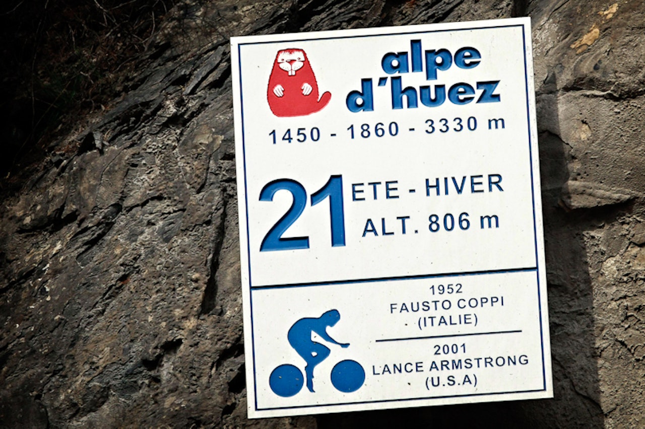 FØRSTESVINGEN: Ballet starter med 21 svinger igjen. Fausto Coppi og Lance Armstrong har æren av å ha navnene sine i den første svingen. Foto: Cor Vos FØRSTESVINGEN: Ballet starter med 21 svinger igjen. Fausto Coppi og Lance Armstrong har æren av å ha navnene sine i den første svingen. Foto: Cor Vos