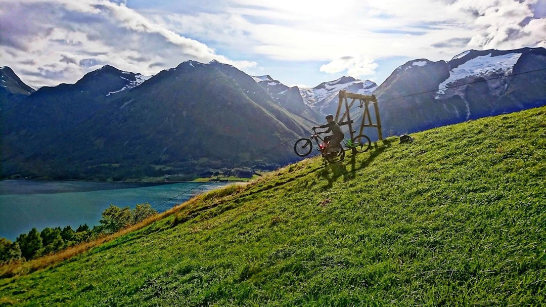 Folven fristet med finvær. Foto: Tommy Aslaksen Folven Sticamp 2017 wheelie - Foto Tommy Aslaksen 1400x788