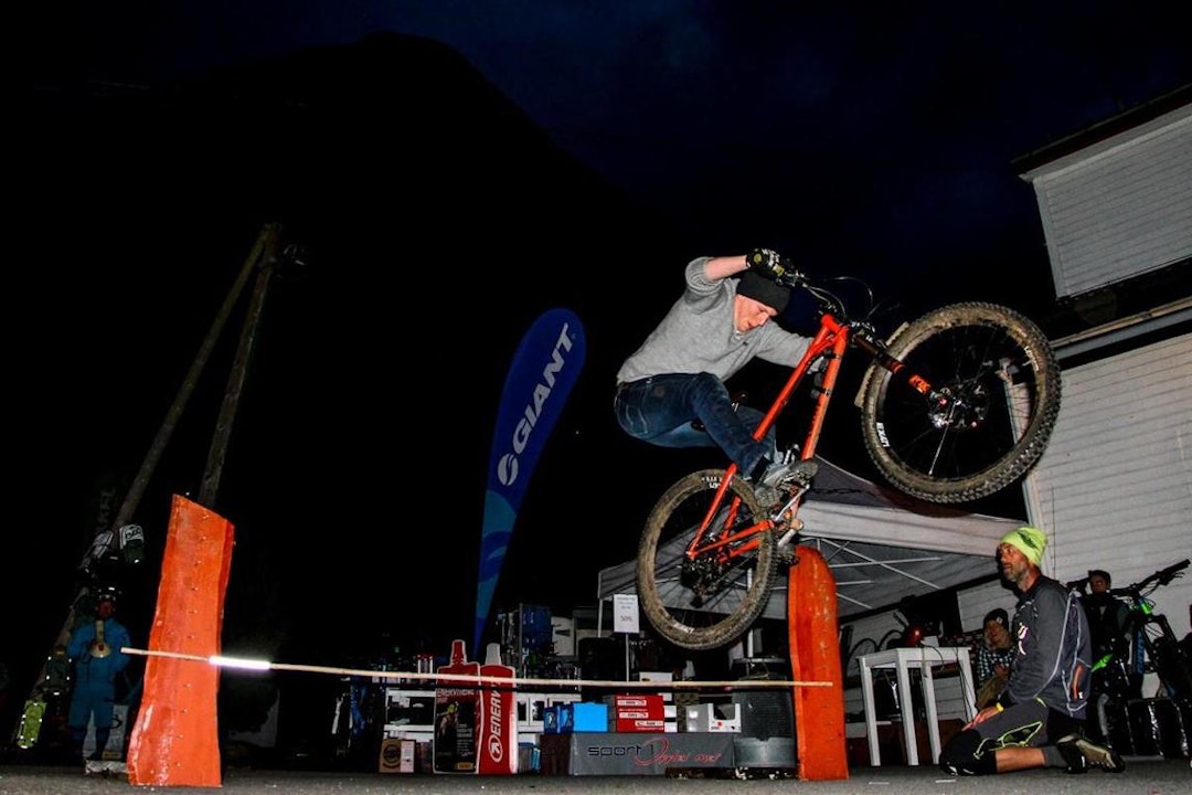 Bunnyjump-konkurransen er en klassiker på Folven stifestival. Foto: Martin Bruaseth Folven Sticamp 2017 bunny jump - Foto Martin Bruaseth 1200x800