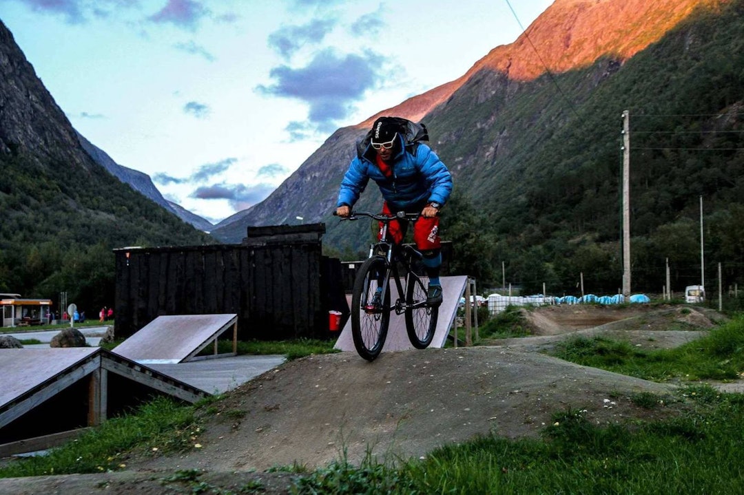 ...Mens festivalsjefen sjøl, Tommy Aslaksen, vant pumptrack-konkurransen. Foto: Martin Bruaseth Tommy Aslaksen - seier pumptrack competition - Martin Bruaseth 1400x933
