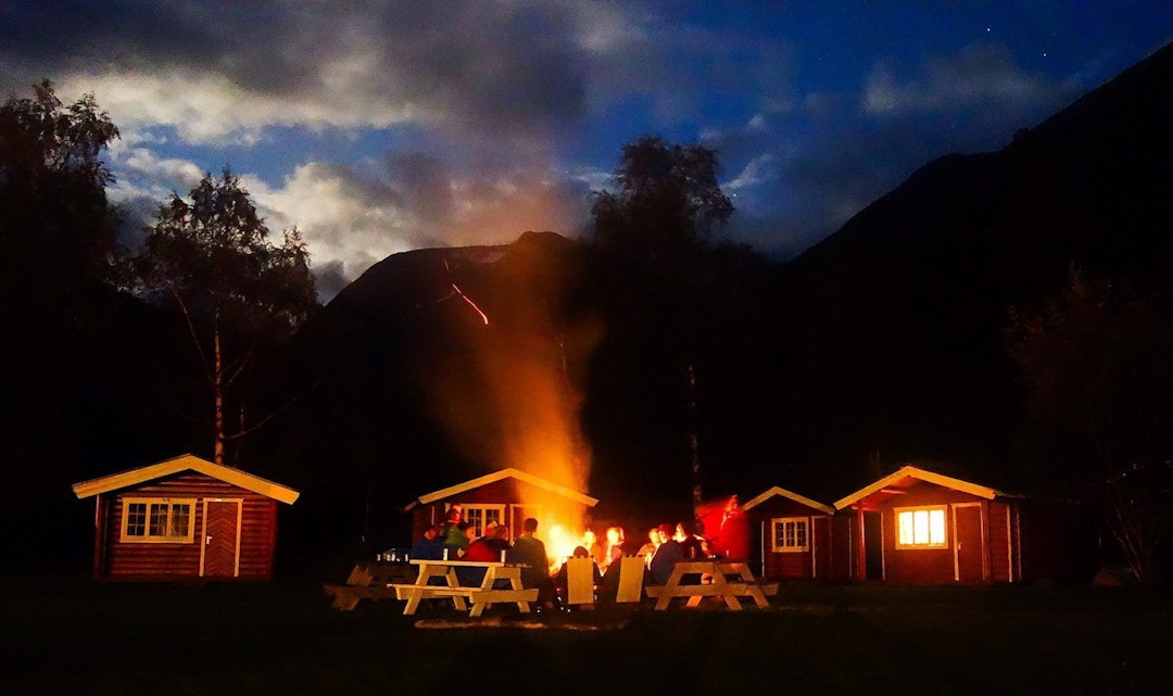 Quizen lørdag kveld ble kjørt ved leirbålet, med fønvind i håret. Foto: Tommy Aslaksen Folven Sticamp 2017 camp fire - Foto Tommy Aslaksen 1400x826