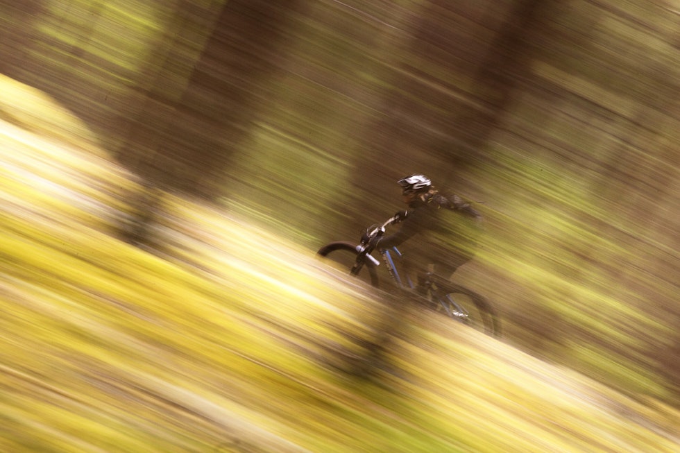UKLART: Hvor raskt Anders Meland fra Hashtagenduro-gjengen sykler. Men alltid med stil. _IPP7062
